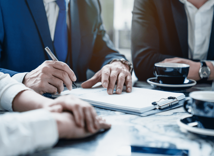 Conceptuatlisation businesspeople signing design document